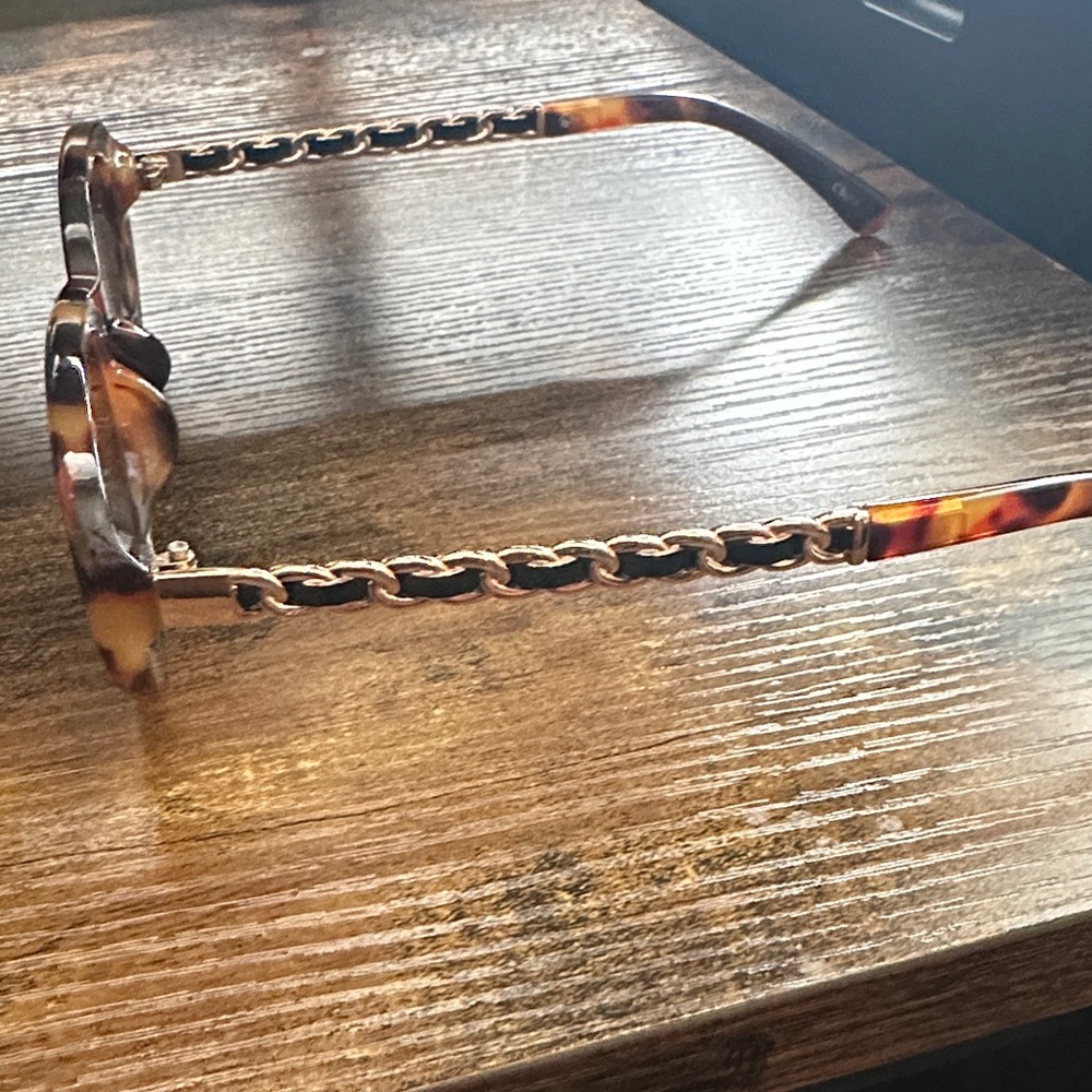 Tortoise Shell Women's Sunglasses - Picture 3 of 4